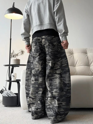 Conjunto de chaqueta bomber y pantalones de camuflaje – pantalones de camuflaje gris en modelo, espalda | XoKool