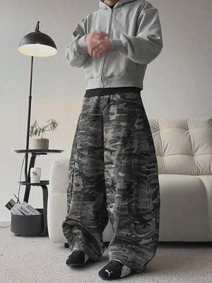Conjunto de chaqueta bomber y pantalones de camuflaje – pantalones de camuflaje gris en modelo, frente | XoKool