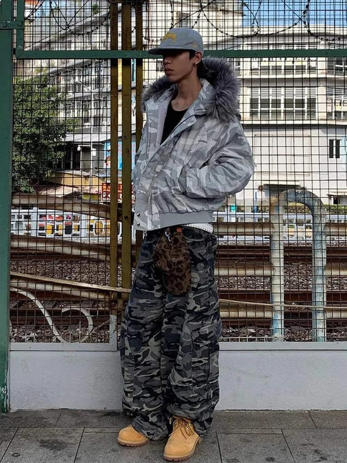 Conjunto de chaqueta bomber y pantalones de camuflaje – foto urbana, outfit completo | XoKool