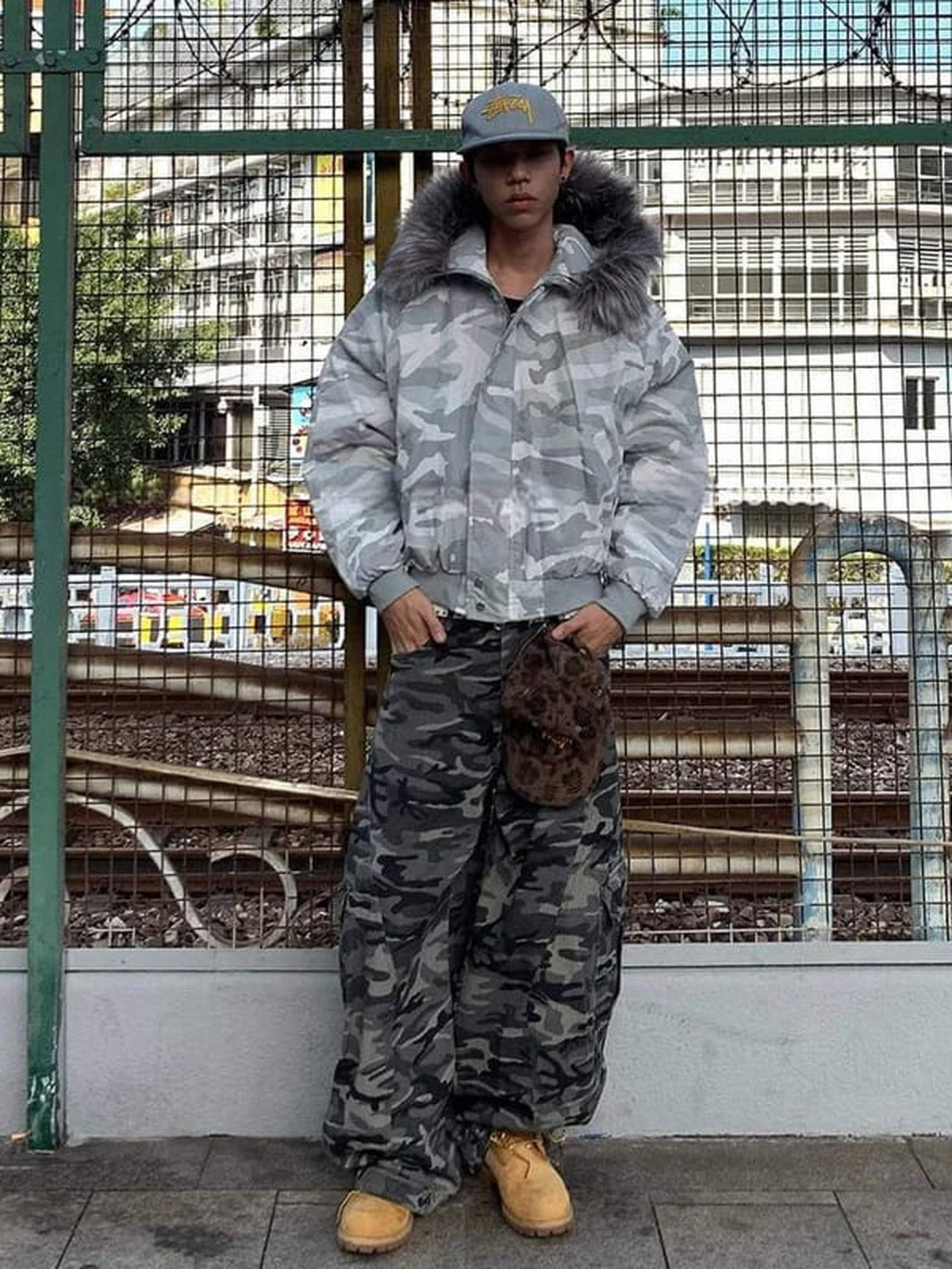 Conjunto de chaqueta bomber y pantalones de camuflaje – foto urbana, outfit completo | XoKool