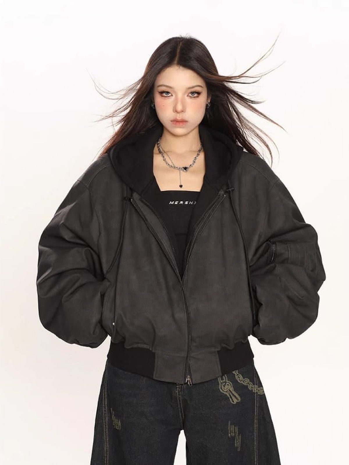 Cropped Bomberjacke mit Kapuze aus Kunstleder – am Model, Schwarz, von vorn | XoKool