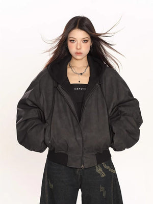 Cropped Bomberjacke mit Kapuze aus Kunstleder – am Model, Schwarz, von vorn | XoKool