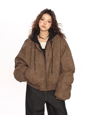 Cropped Bomberjacke mit Kapuze aus Kunstleder – am Model, Braun, von vorn | XoKool