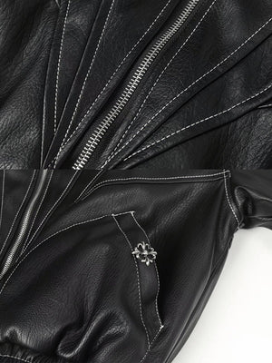Kunstlederjacke mit Fellkapuze – Frontnähte und Kreuz-Anhänger an der Tasche im Detail | XoKool