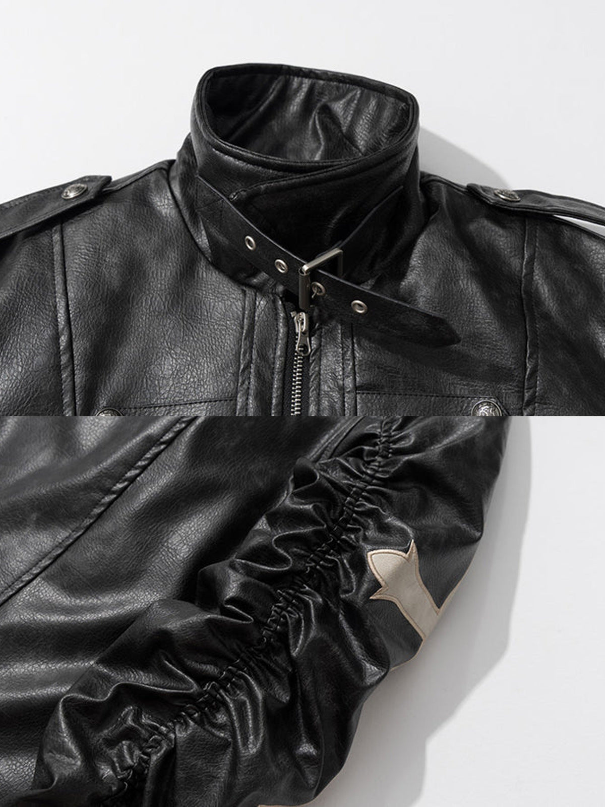 Kunstlederjacke mit Cross Patches – Schwarz, Nahaufnahme von Schnallenkragen und gerafftem Ärmel | XoKool