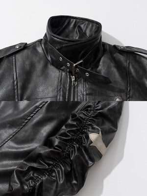 Kunstlederjacke mit Cross Patches – Schwarz, Nahaufnahme von Schnallenkragen und gerafftem Ärmel | XoKool
