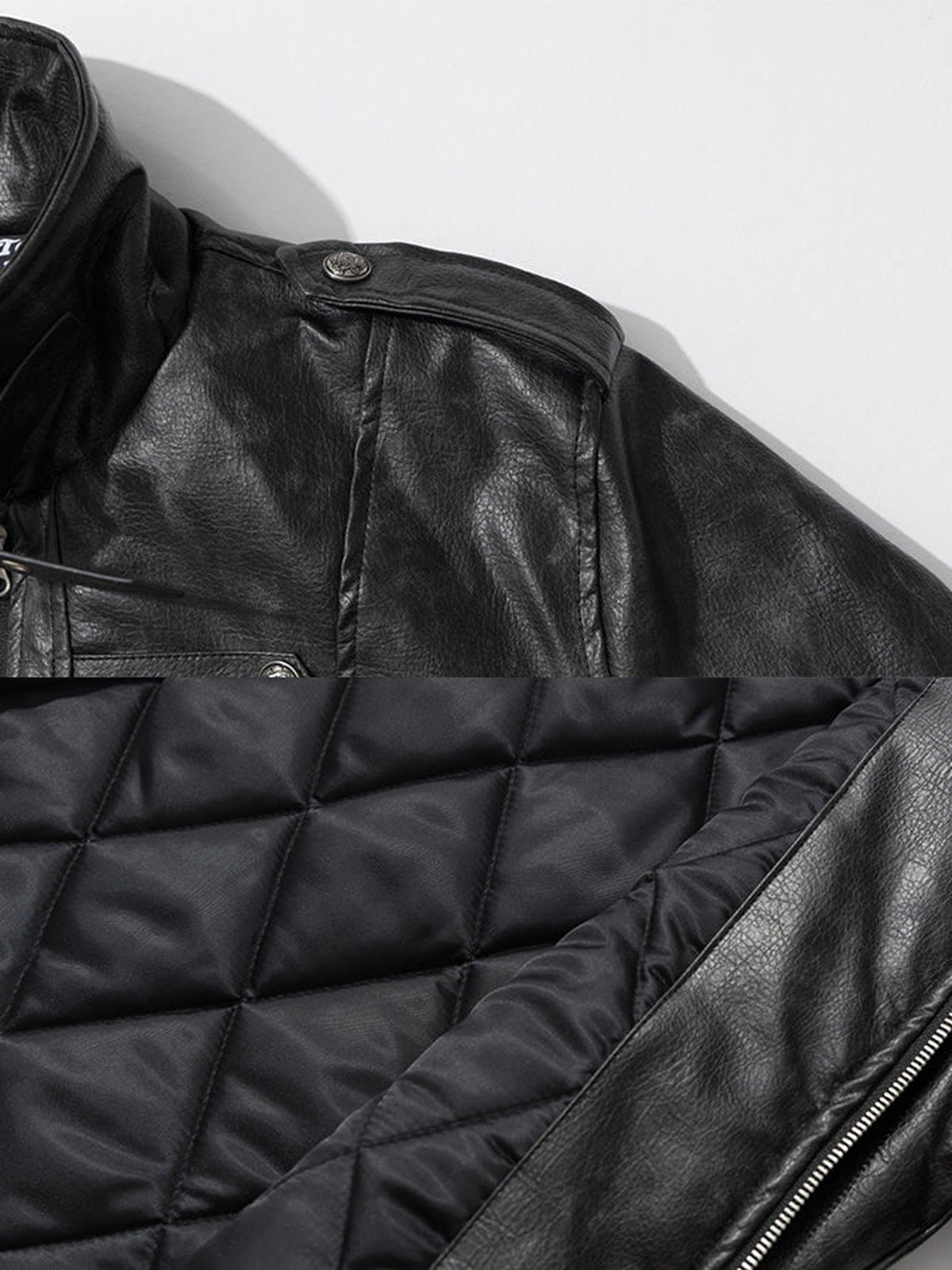 Kunstlederjacke mit Cross Patches – Schwarz, Nahaufnahme von Kragen und gestepptem Futter | XoKool