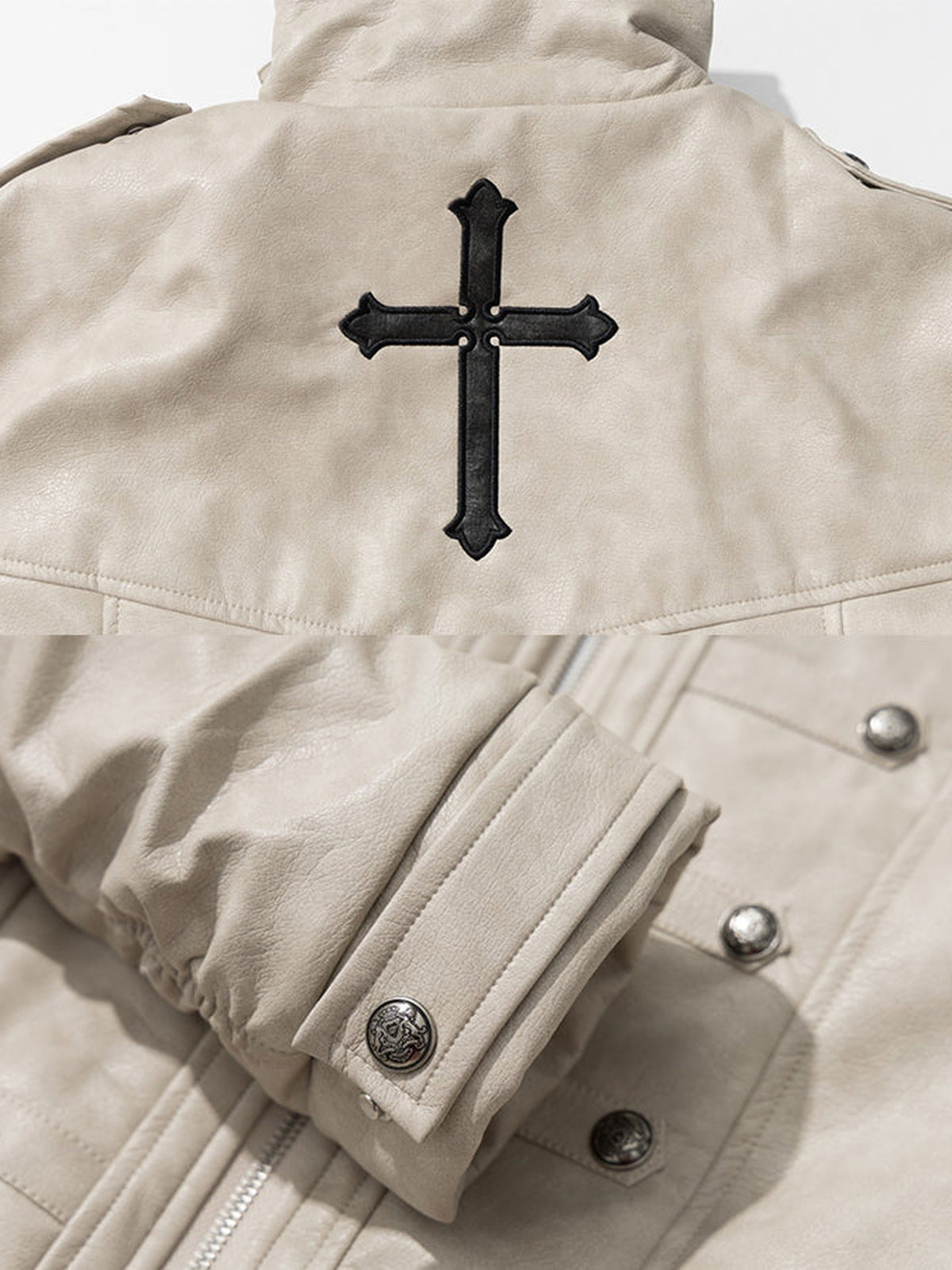 Kunstlederjacke mit Cross Patches – Creme, Nahaufnahme von Kreuz am Rücken und Bündchen | XoKool
