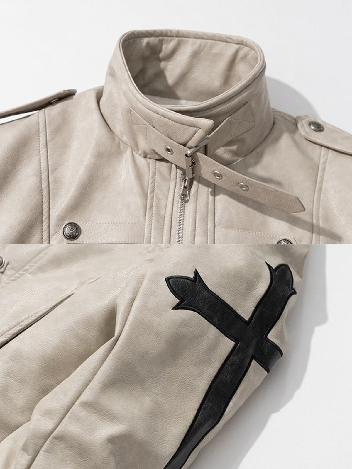 Kunstlederjacke mit Cross Patches – Creme, Nahaufnahme von Schnallenkragen und Kreuz am Ärmel | XoKool