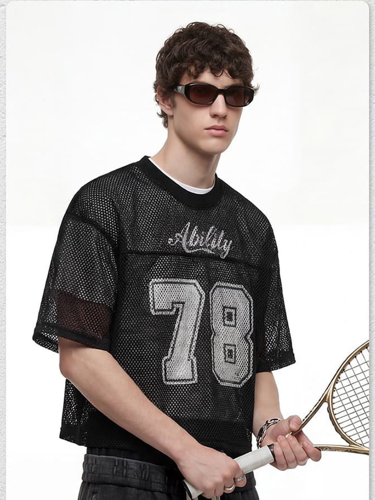 Cropped Mesh Football Trikot mit Distressed-Nummer – am Model, schwarz, Rundhalsausschnitt | XoKool