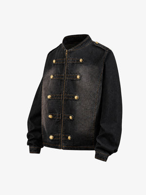 Cropped Military Jeansjacke mit Druckknopf-Riemen – Washed Schwarz, schräg von vorne | XoKool