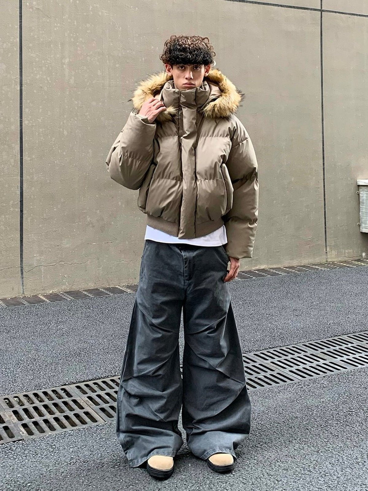 Kurze Pufferjacke mit Kunstfell-Kapuze – Beige, am Model, Vorderansicht | XoKool