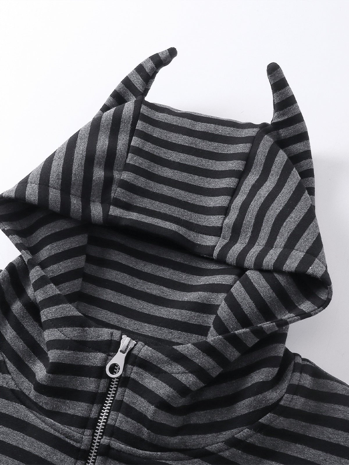Cropped Zip Hoodie mit Streifen und Teufelshörnern – Nahaufnahme Kapuzenhörner und Reißverschluss | XoKool