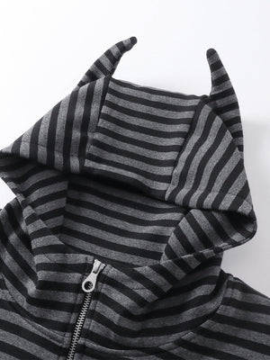 Cropped Zip Hoodie mit Streifen und Teufelshörnern – Nahaufnahme Kapuzenhörner und Reißverschluss | XoKool