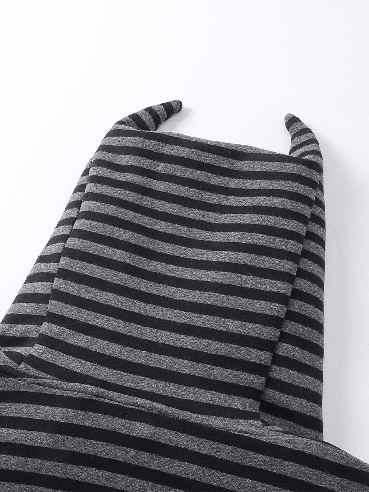 Zip Hoodie mit Teufelshörnern – Nahaufnahme Kapuzenhörner von hinten | XoKool