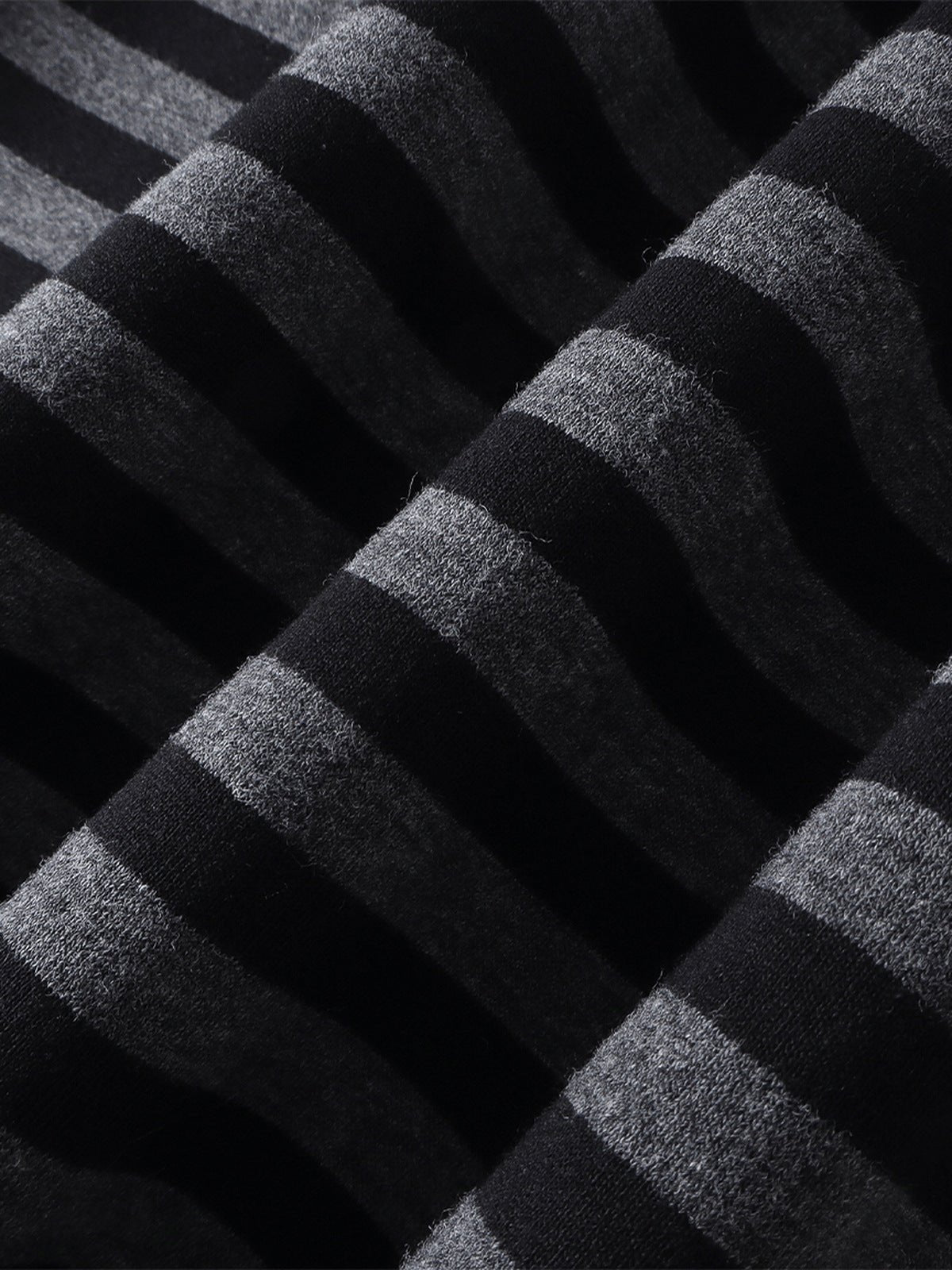 Zip Hoodie mit Teufelshörnern – Nahaufnahme gestreifter Stoff | XoKool