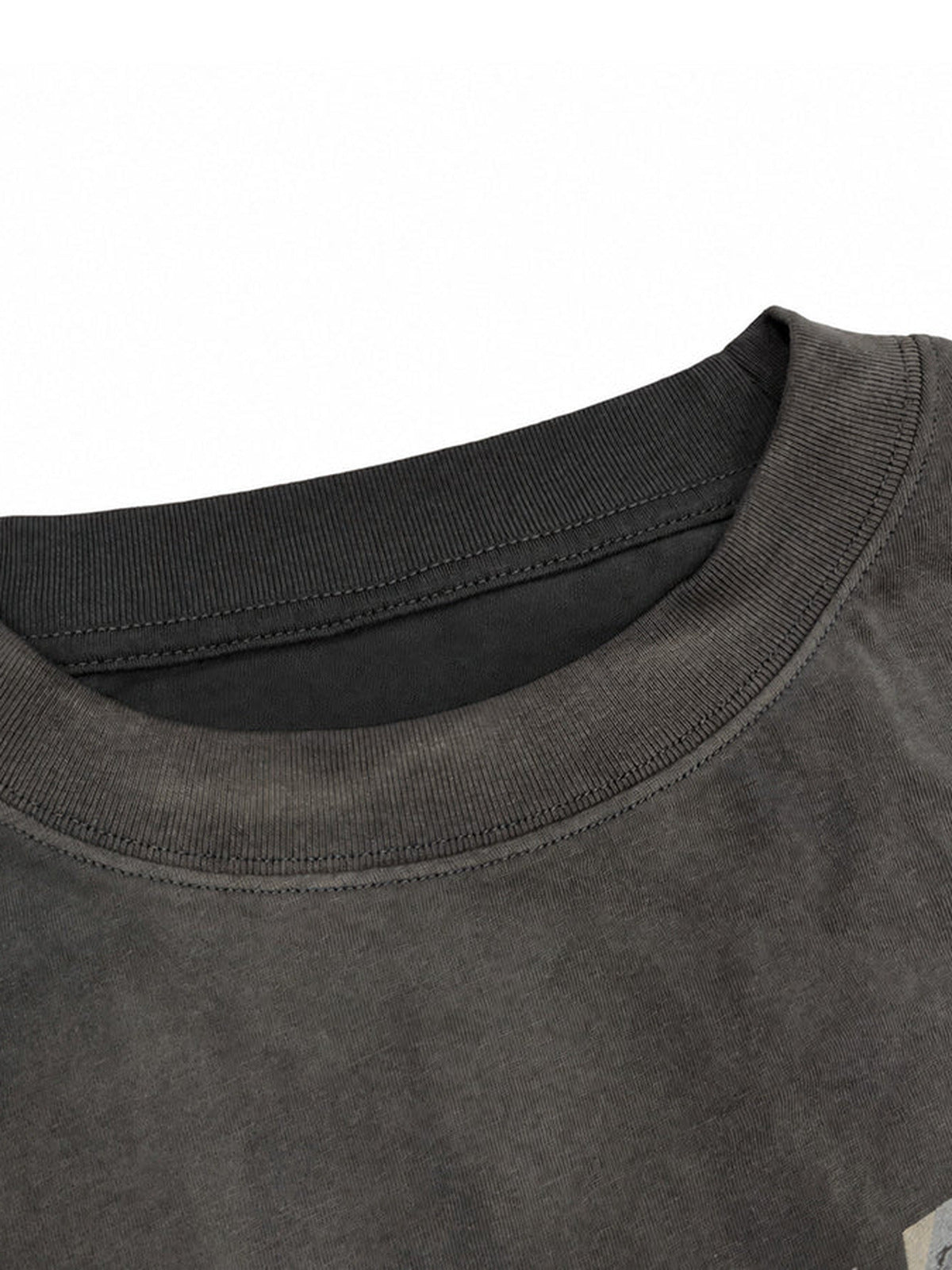 Cropped Washed Longsleeve mit Graphic Print – Kragen, Nahaufnahme | XoKool