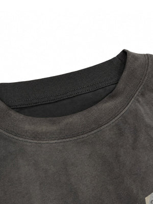 Cropped Washed Longsleeve mit Graphic Print – Kragen, Nahaufnahme | XoKool