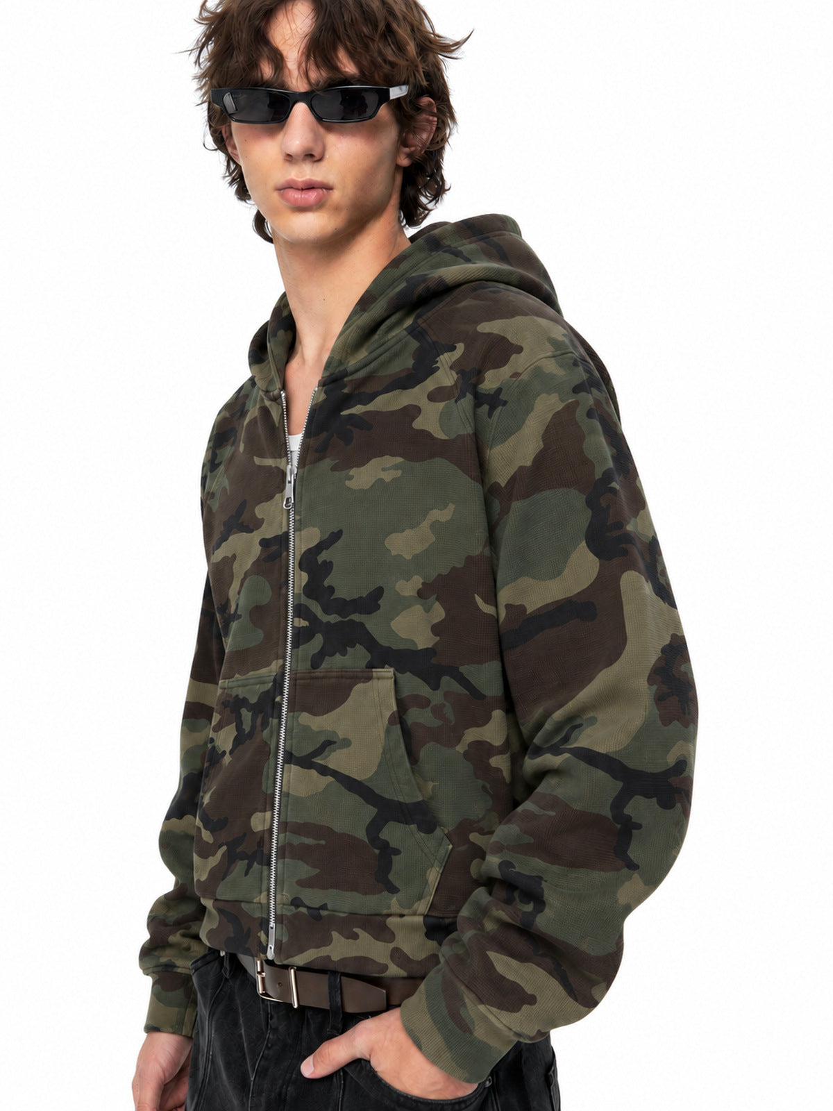Cropped Zip Hoodie in Woodland Camo – am Model, seitlich | XoKool