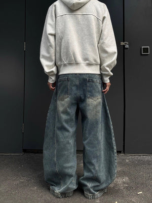Jeans barrel curvos en azul medio vintage – en modelo, vista trasera | XoKool