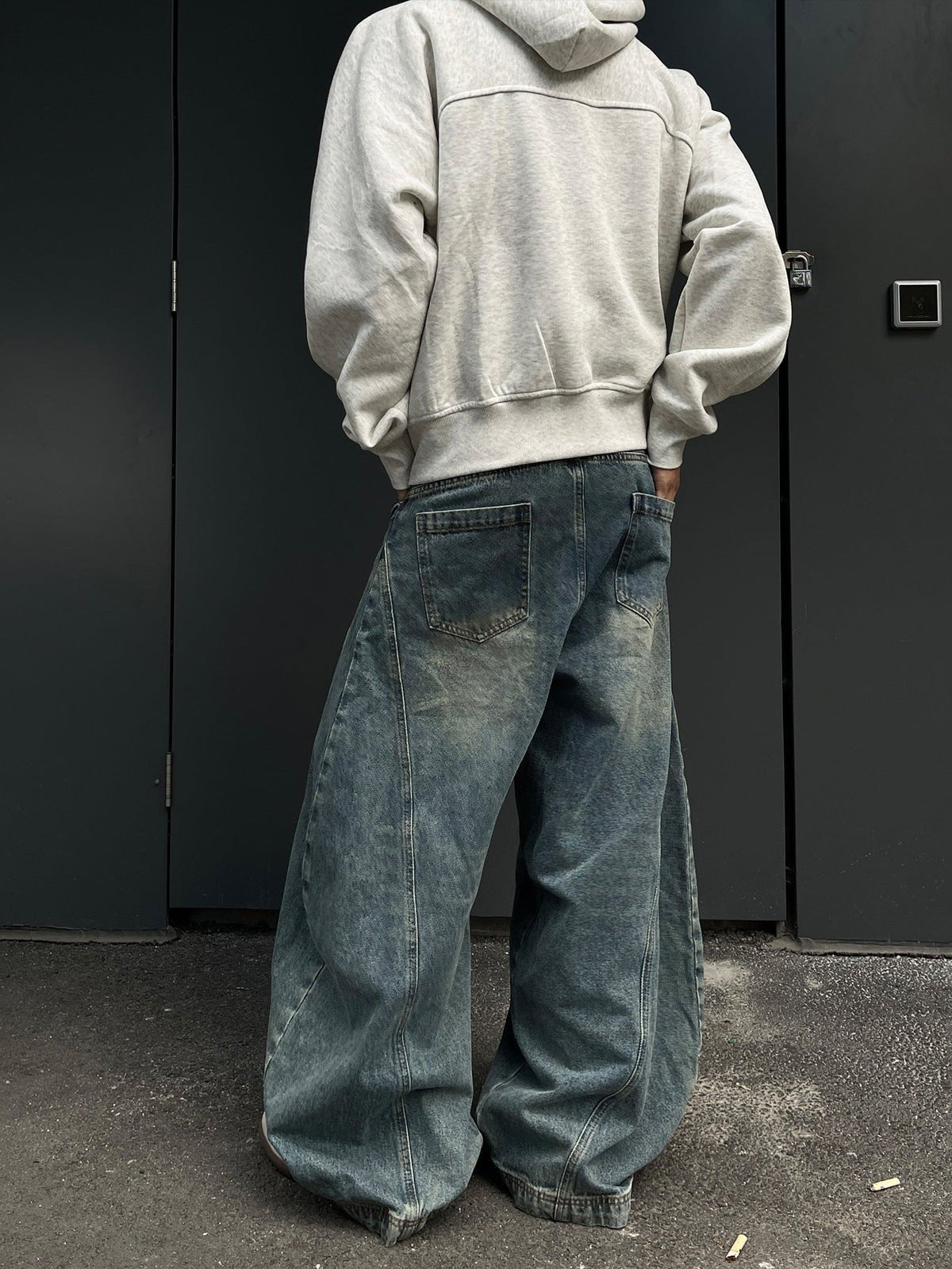 Jeans barrel curvos en azul medio vintage – en modelo, vista trasera | XoKool