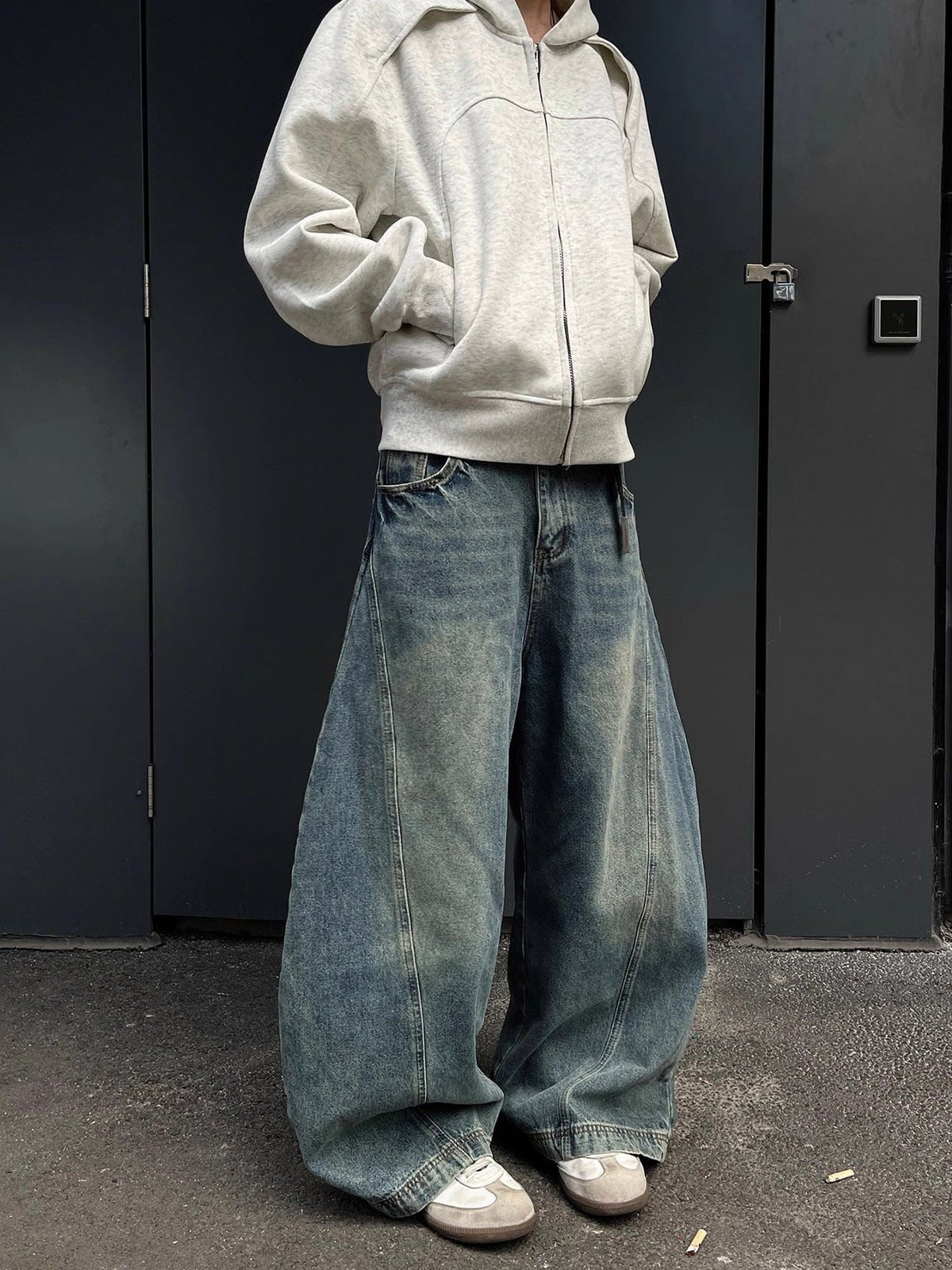 Curved Barrel Jeans in Vintage Mittelblau – am Model, Vorderansicht | XoKool