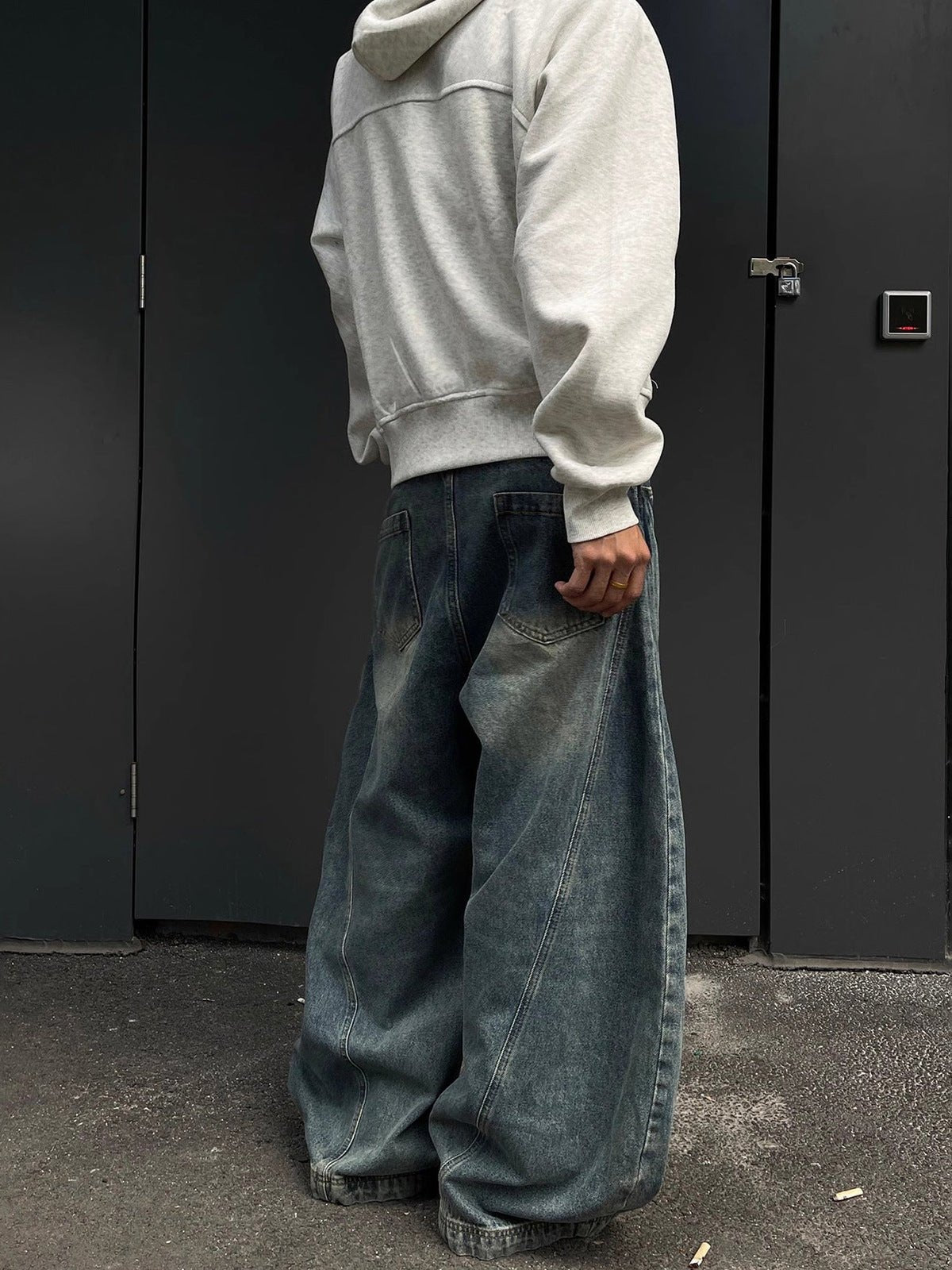 Jeans curvos – en modelo, vista lateral | XoKool
