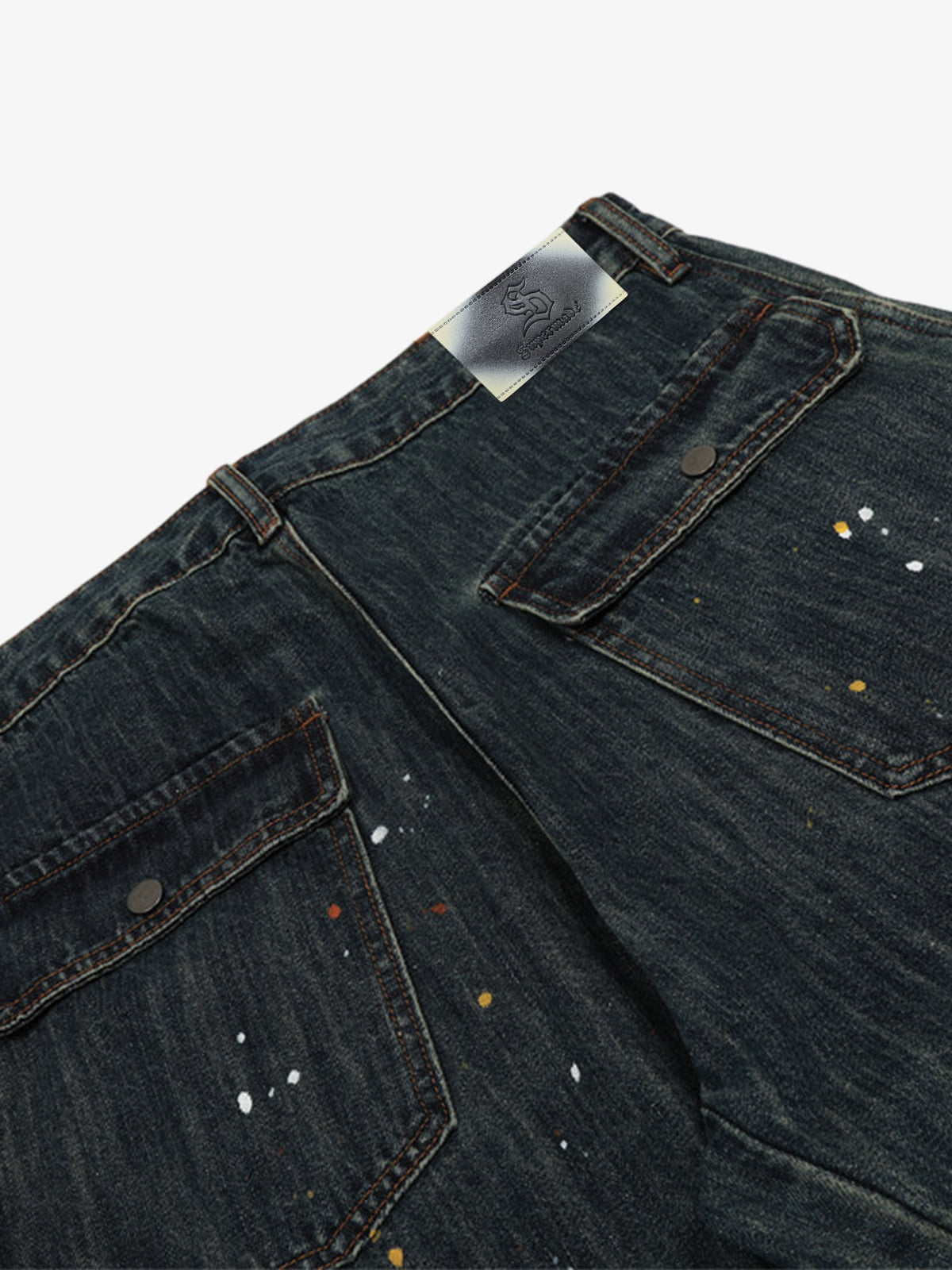 Dark Wash Barrel Jeans mit Farbspritzern – Gesäßtasche Nahaufnahme | XoKool