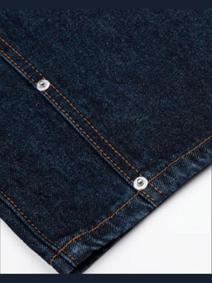 Jeansshorts mit doppeltem Bund – Niet am Saum, Nahaufnahme | XoKool