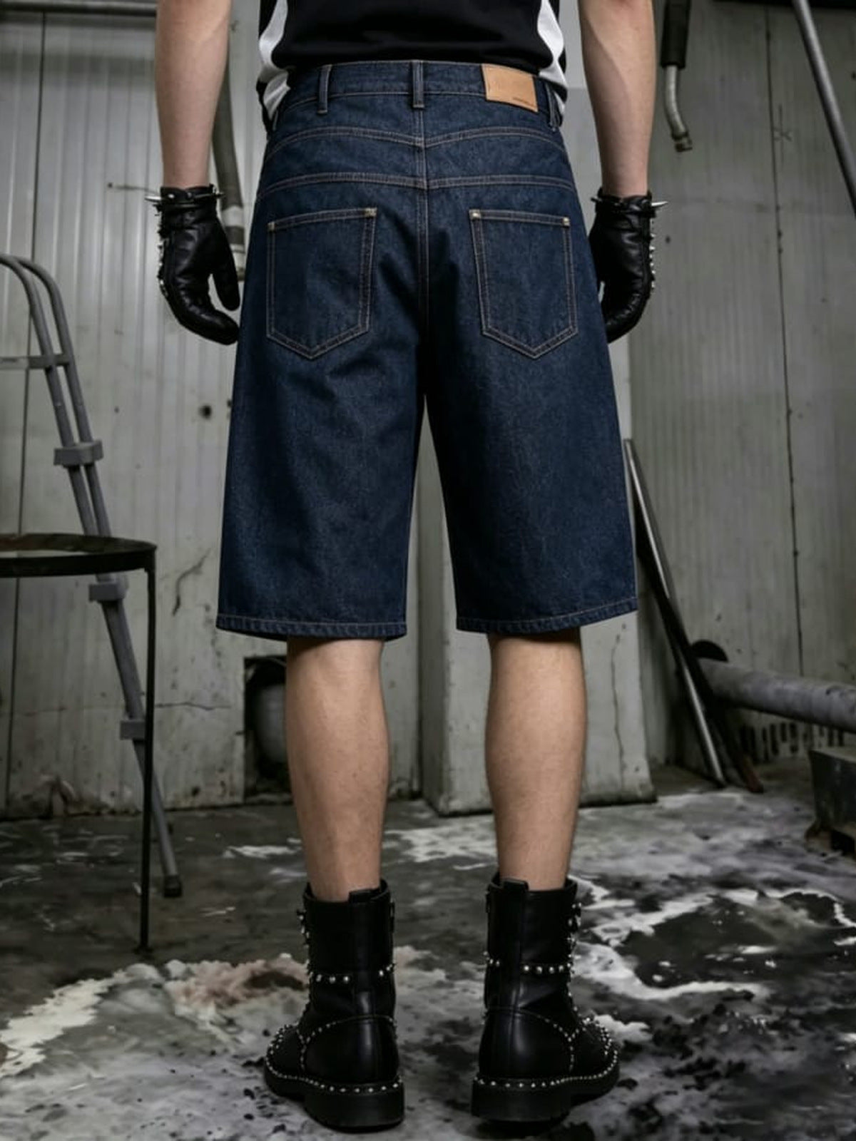 Dunkelblaue Jeansshorts mit doppeltem Bund – am Model, Rückseite | XoKool