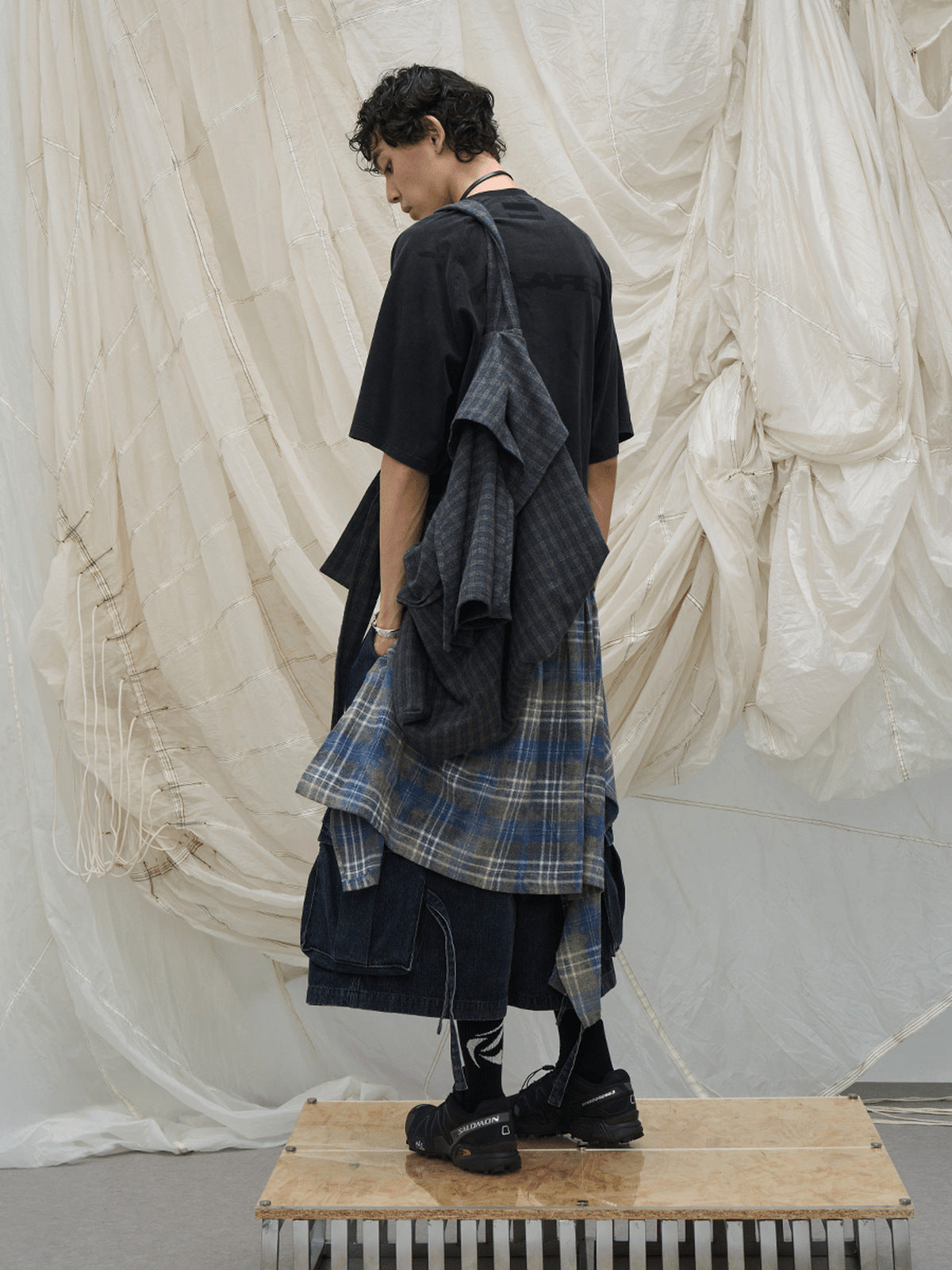 Cargo Jeansshorts in Dunkelindigo mit Karo-Einsatz – am Model, hinten 3/4 | XoKool