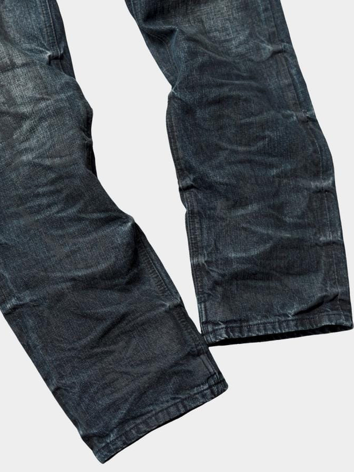Dirty wash wide leg jeans – legs close-up | XoKool