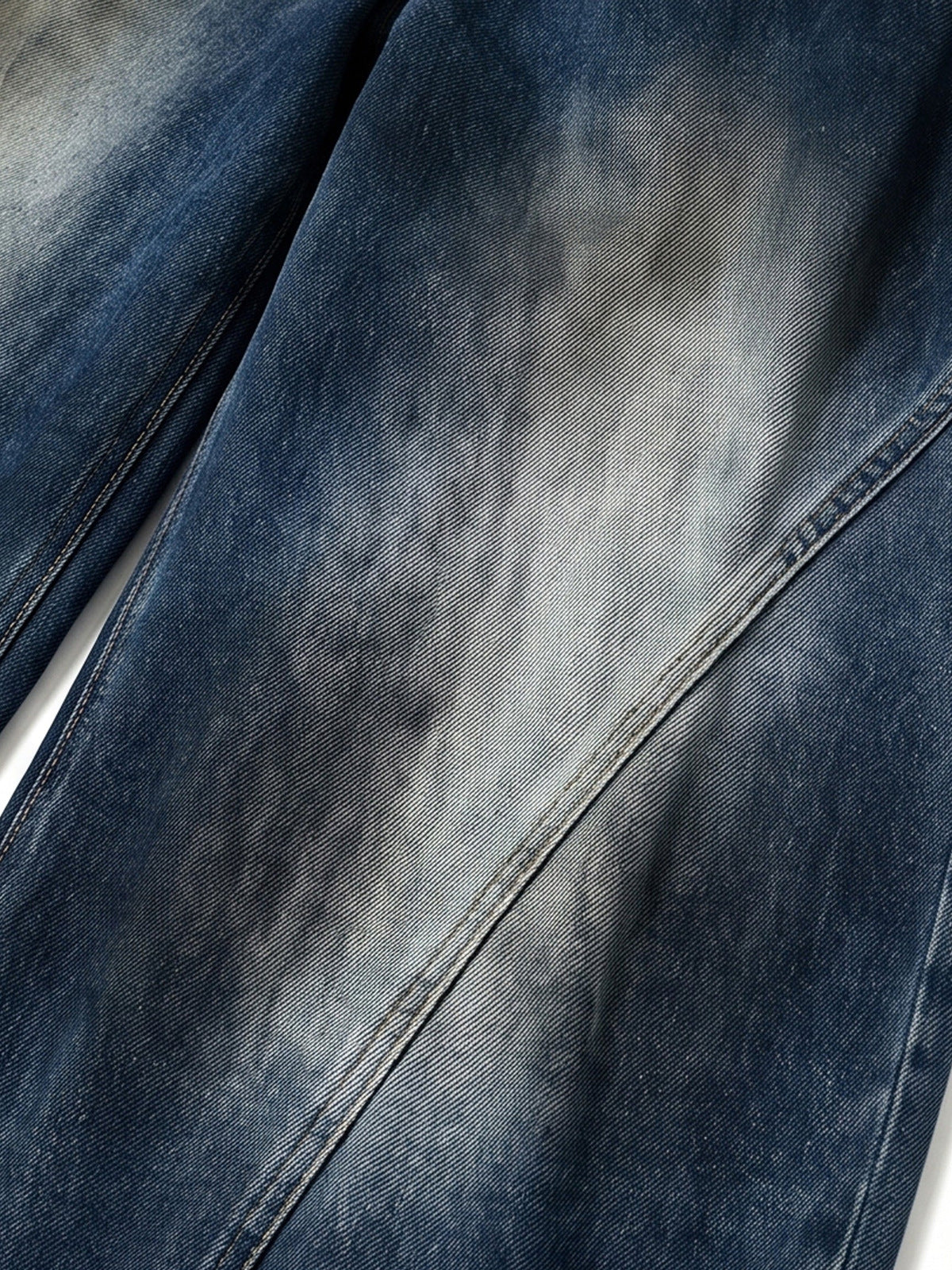 Barrel Jeans mit doppeltem Bund in Dunkelindigo – Nahaufnahme der Fade- und Whisker-Effekte | XoKool