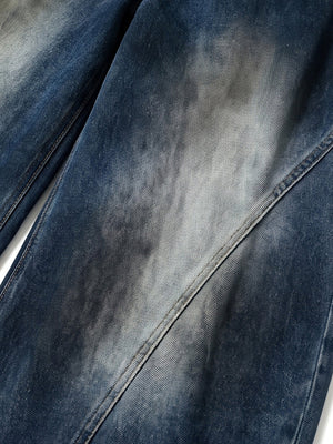Barrel Jeans mit doppeltem Bund in Dunkelindigo – Nahaufnahme der Fade- und Whisker-Effekte | XoKool