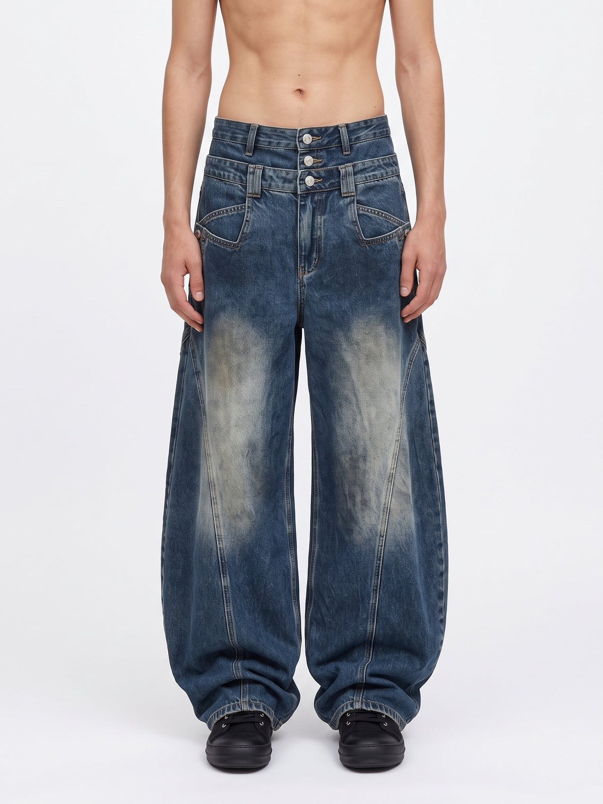 Barrel Jeans mit doppeltem Bund in Dunkelindigo – am Model, von vorn | XoKool