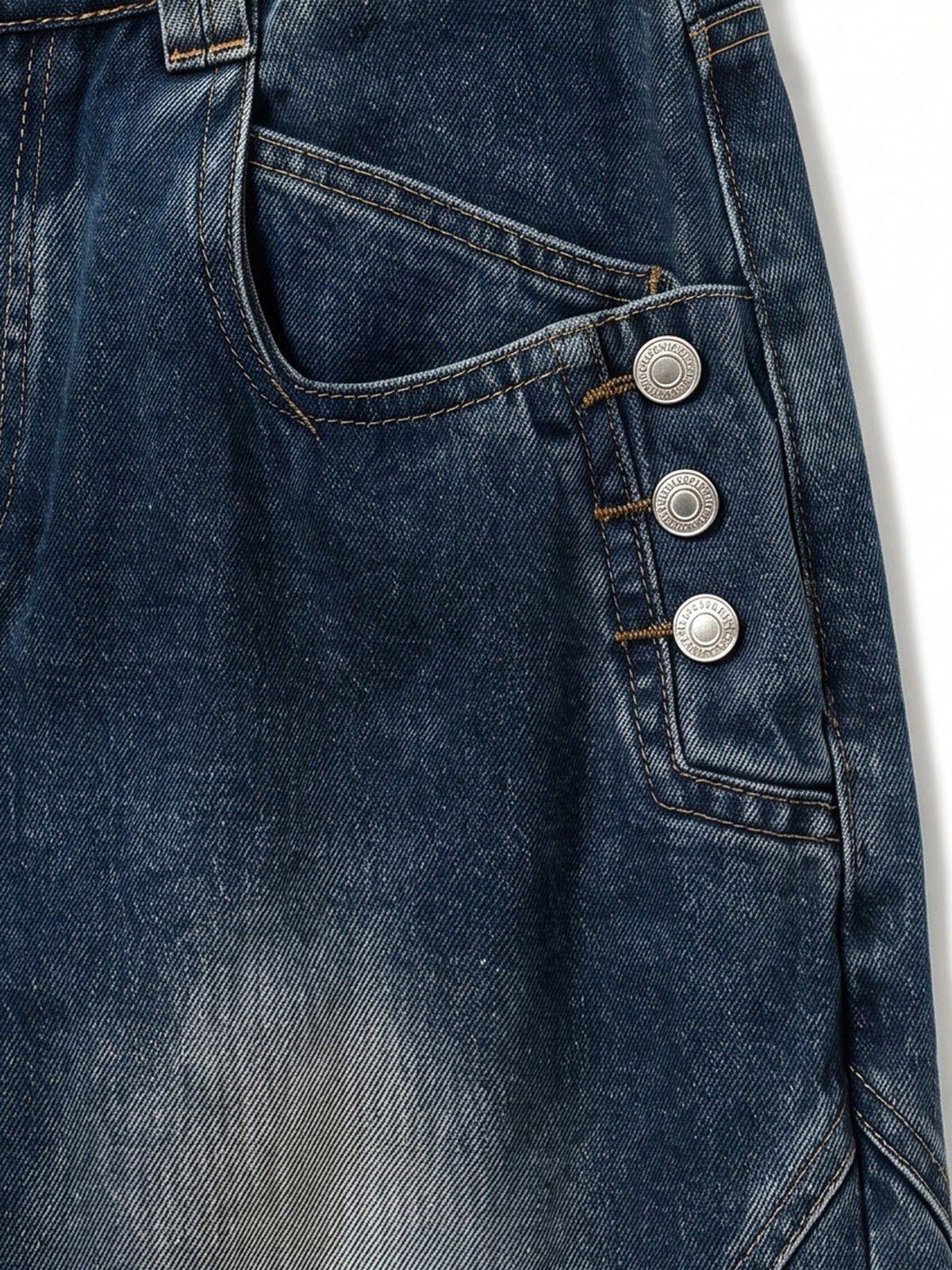 Jeans mit doppeltem Bund – Nahaufnahme der Knopflasche an der Seitentasche | XoKool