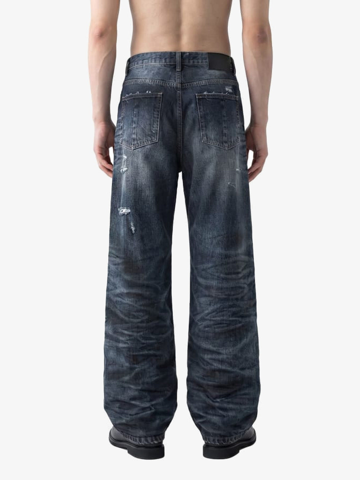 Jeans de pierna ancha desgastados vintage oscuro – en modelo, espalda | XoKool
