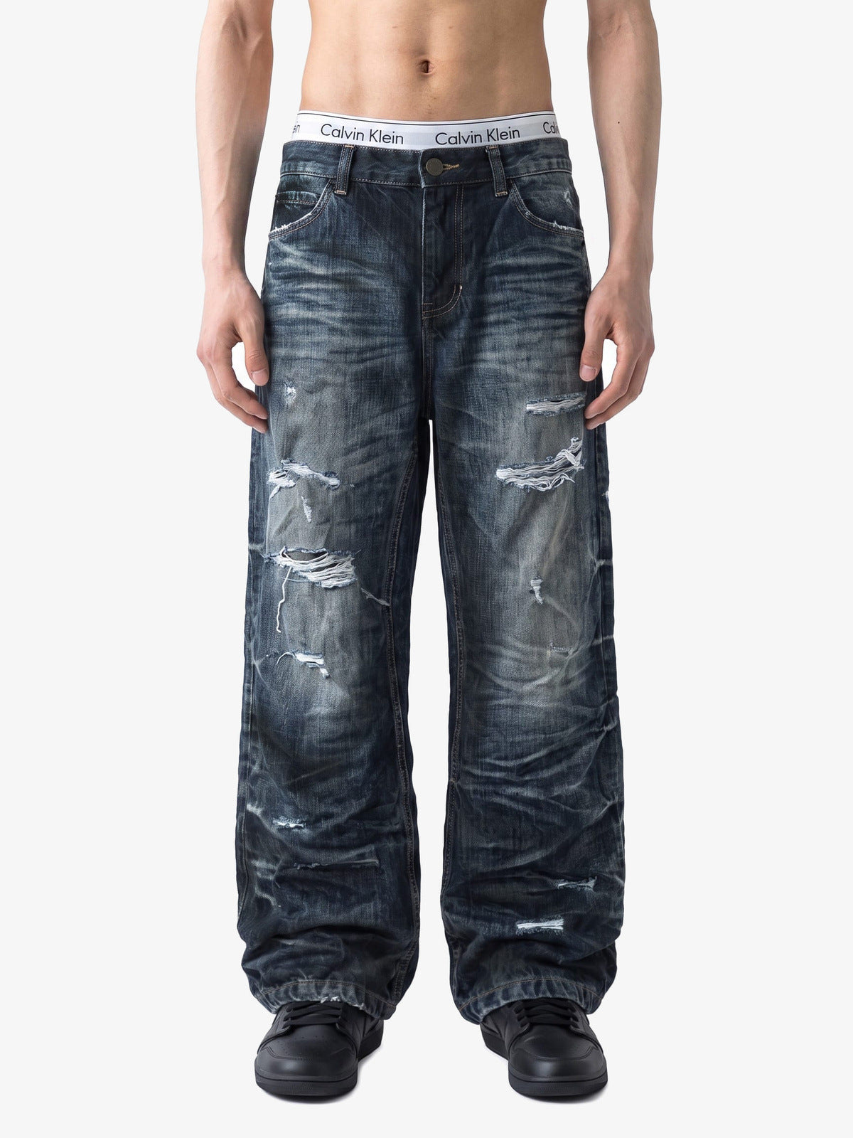 Jeans de pierna ancha desgastados vintage oscuro – en modelo, frente | XoKool