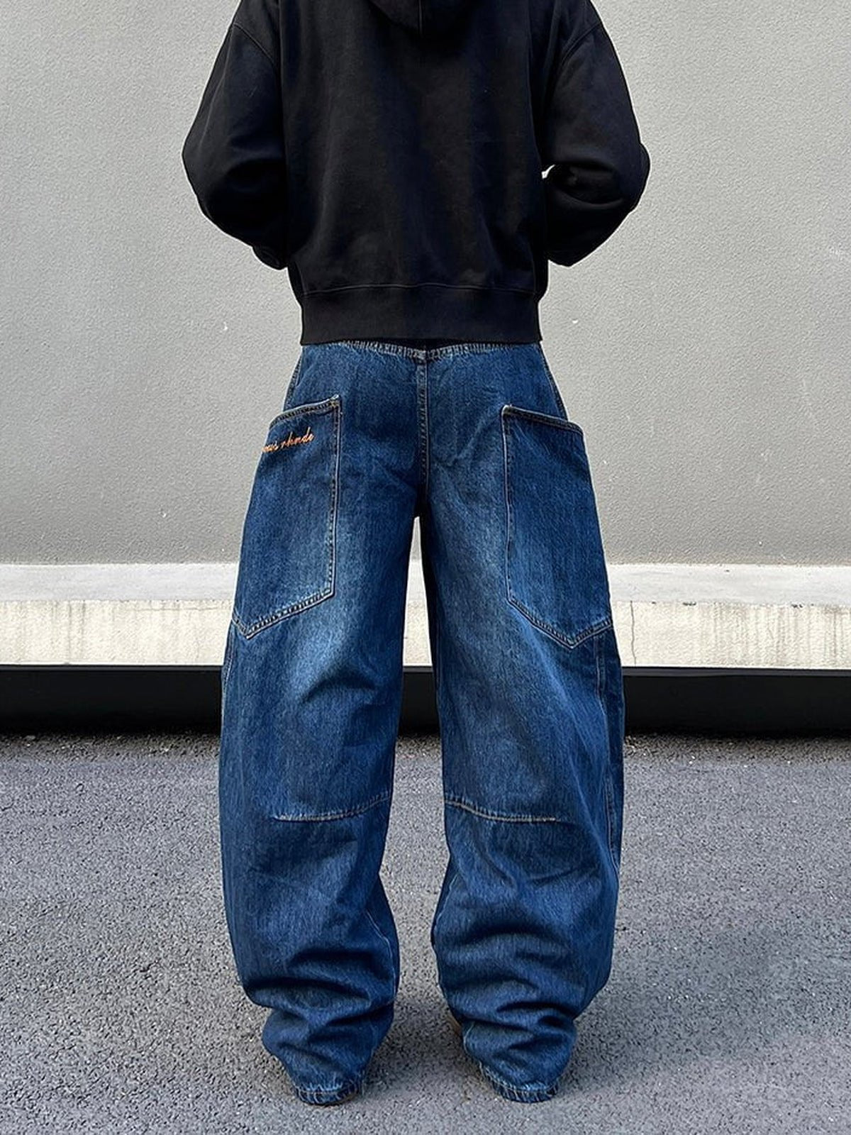Jeans barrel curvos en lavado oscuro – en chico, vista trasera | XoKool