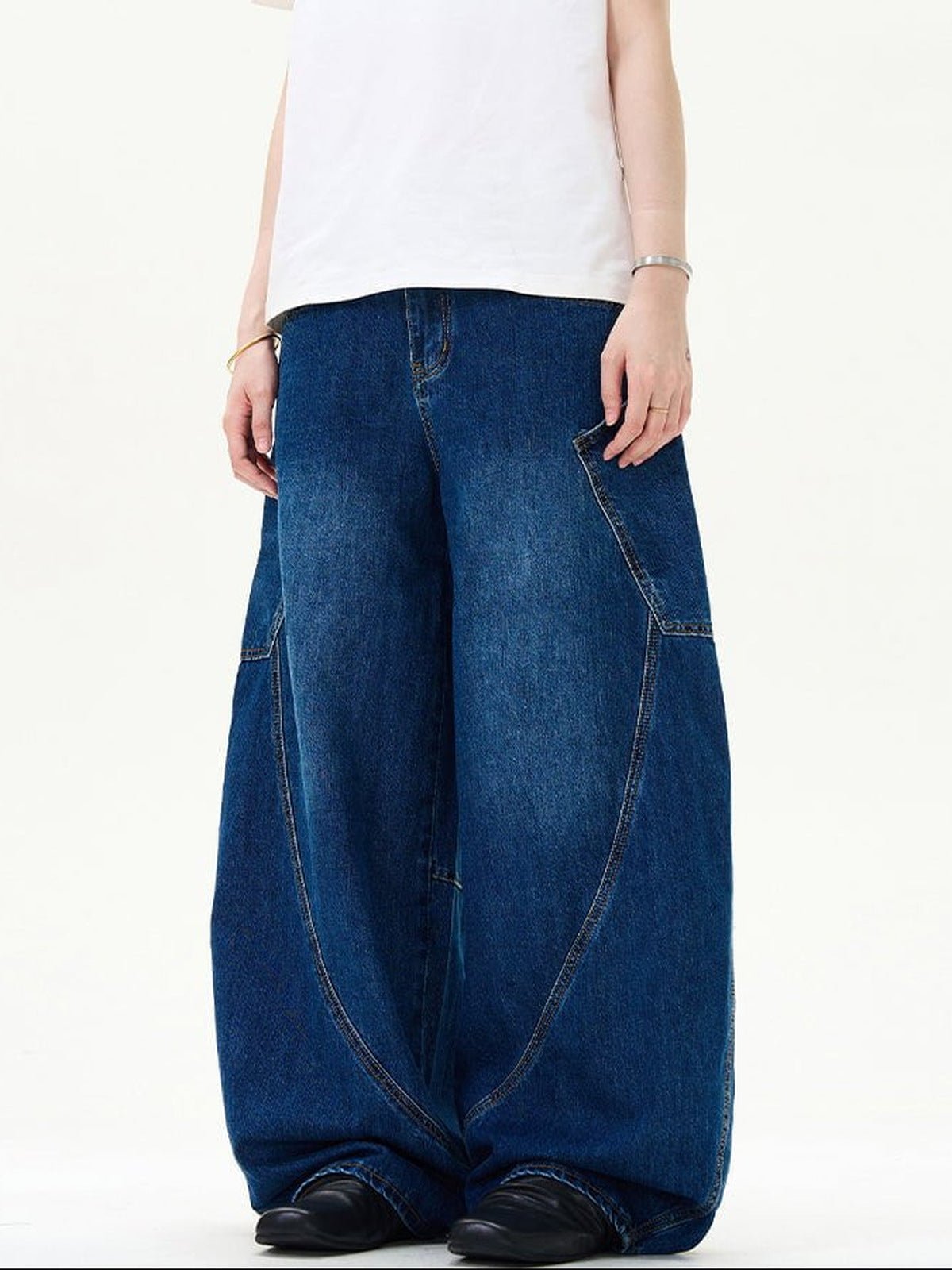 Jeans barrel curvos – en chica, vista lateral | XoKool
