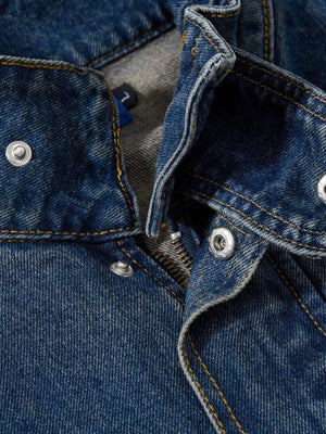 Dunkel gewaschene Jeans-Bomberjacke mit Stehkragen – Kragen-Druckknopf Nahaufnahme | XoKool