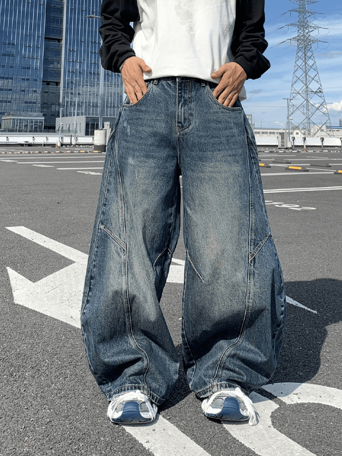 Dark Wash Horseshoe Jeans with Twisted Seams – street photo, front | XoKool