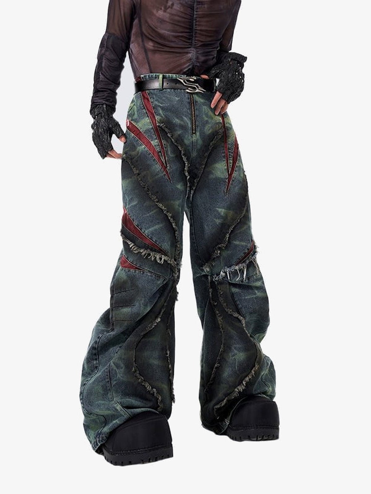 Jeans deshilachados – azul, en modelo, frontal en ángulo | XoKool