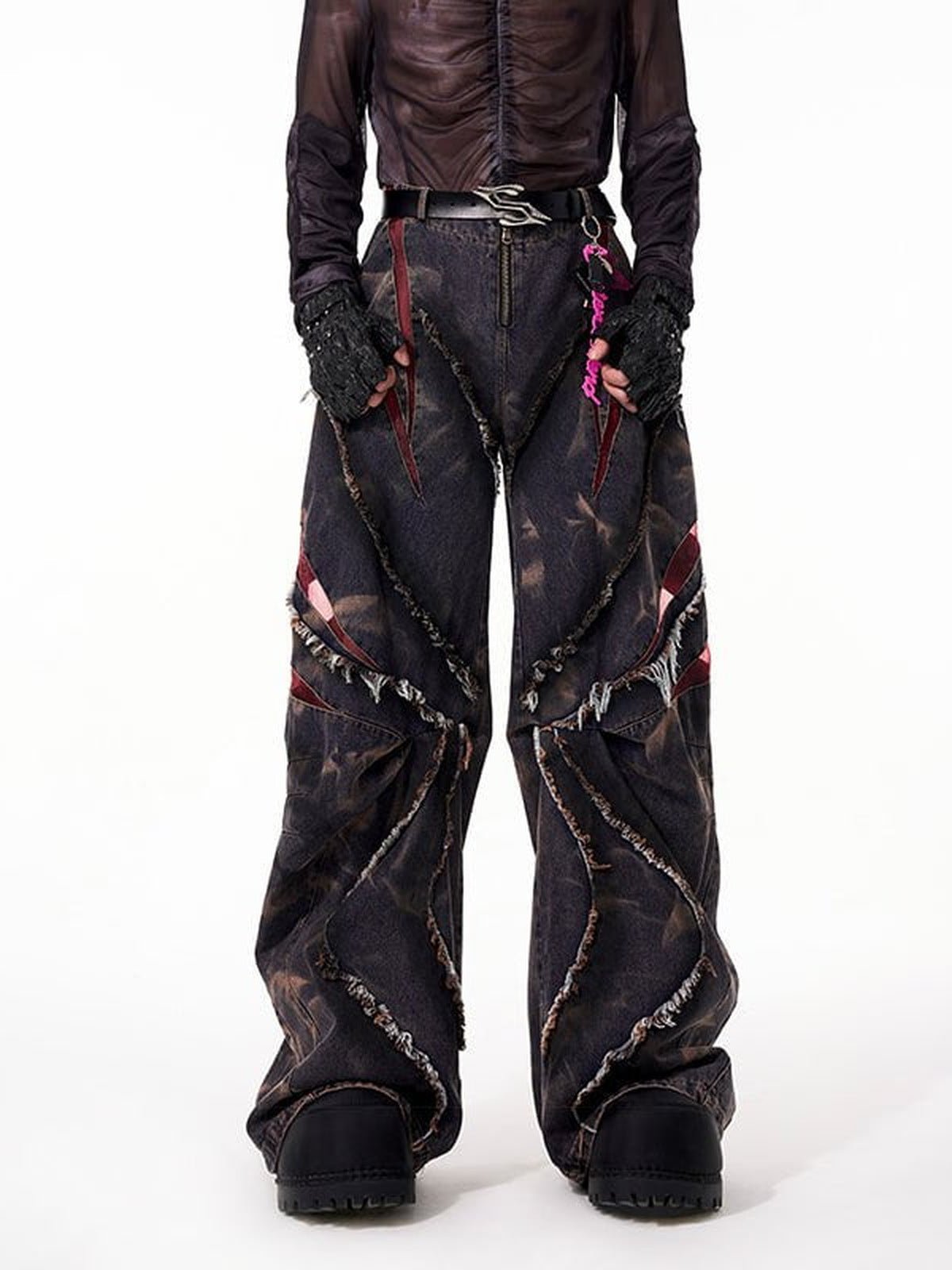 Deconstructed Jeans mit Fransen und roten Slash-Einsätzen – Rot, am Model, von vorn | XoKool