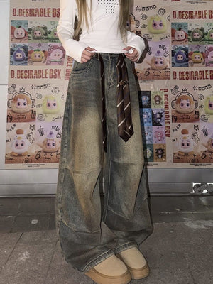 Balloon Jeans im Dirty Wash – am Model, vorne, vor Posterwand | XoKool