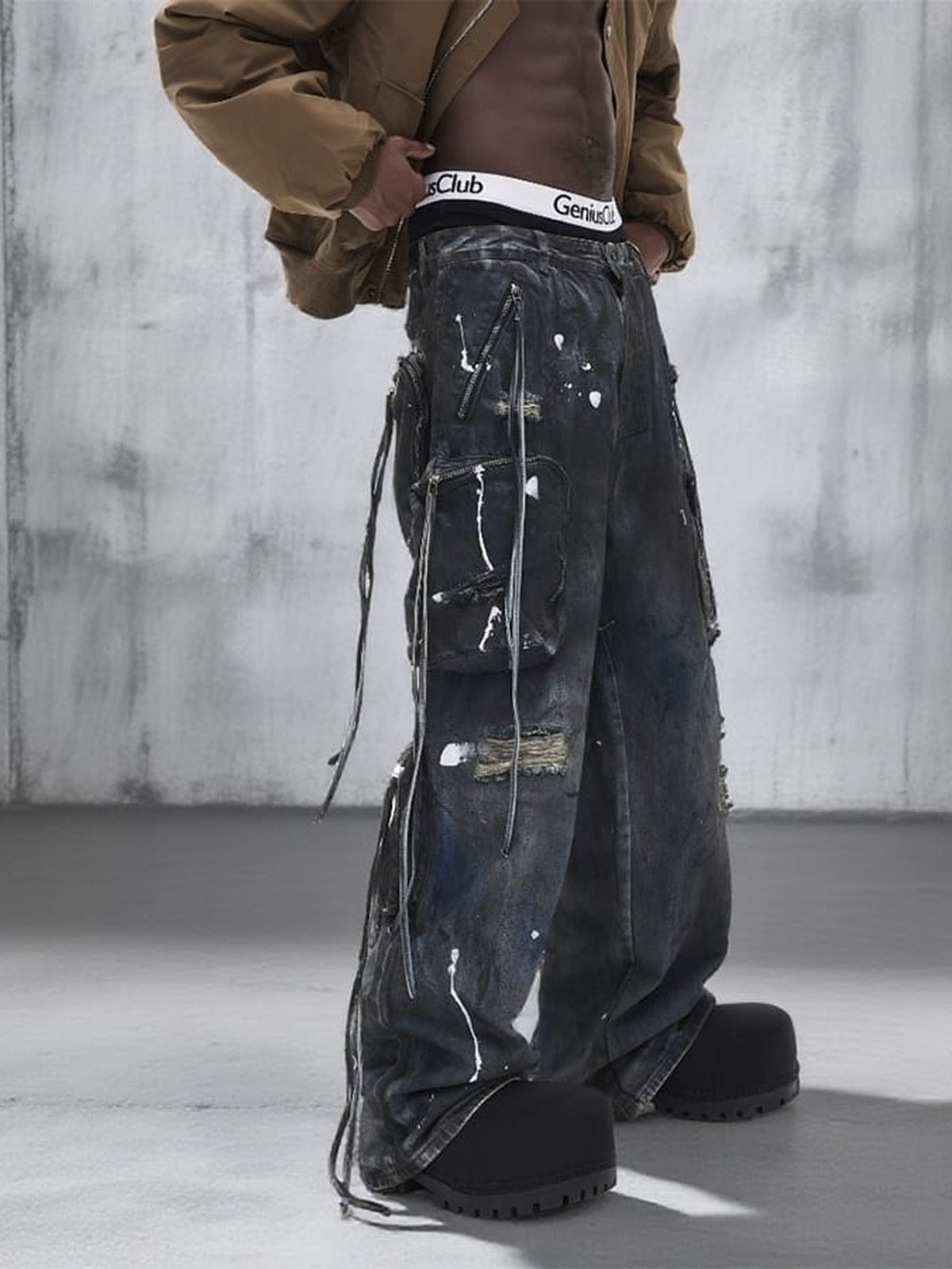 Cargo Jeans im Dirty Wash mit Farbspritzern – am Model, seitlich | XoKool