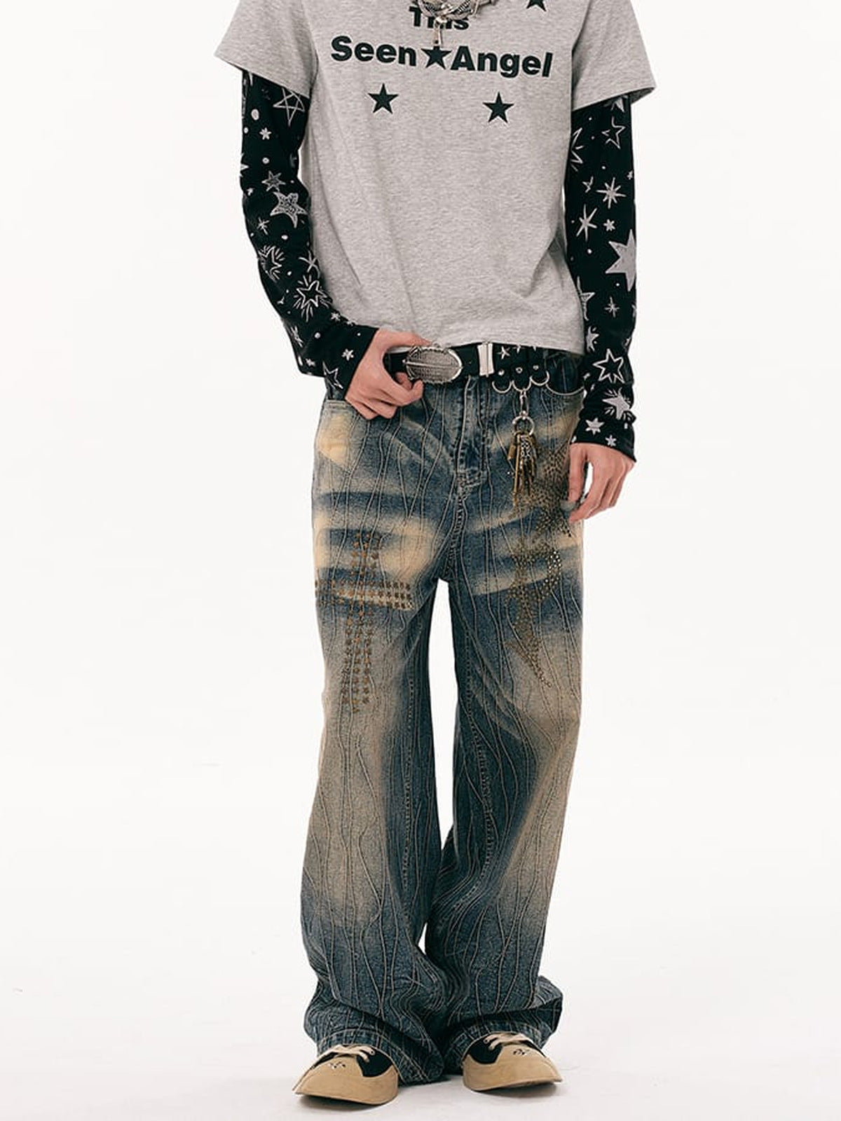 Dirty Wash Jeans mit Nieten und Stern-Detail – am Model, Vorderseite | XoKool