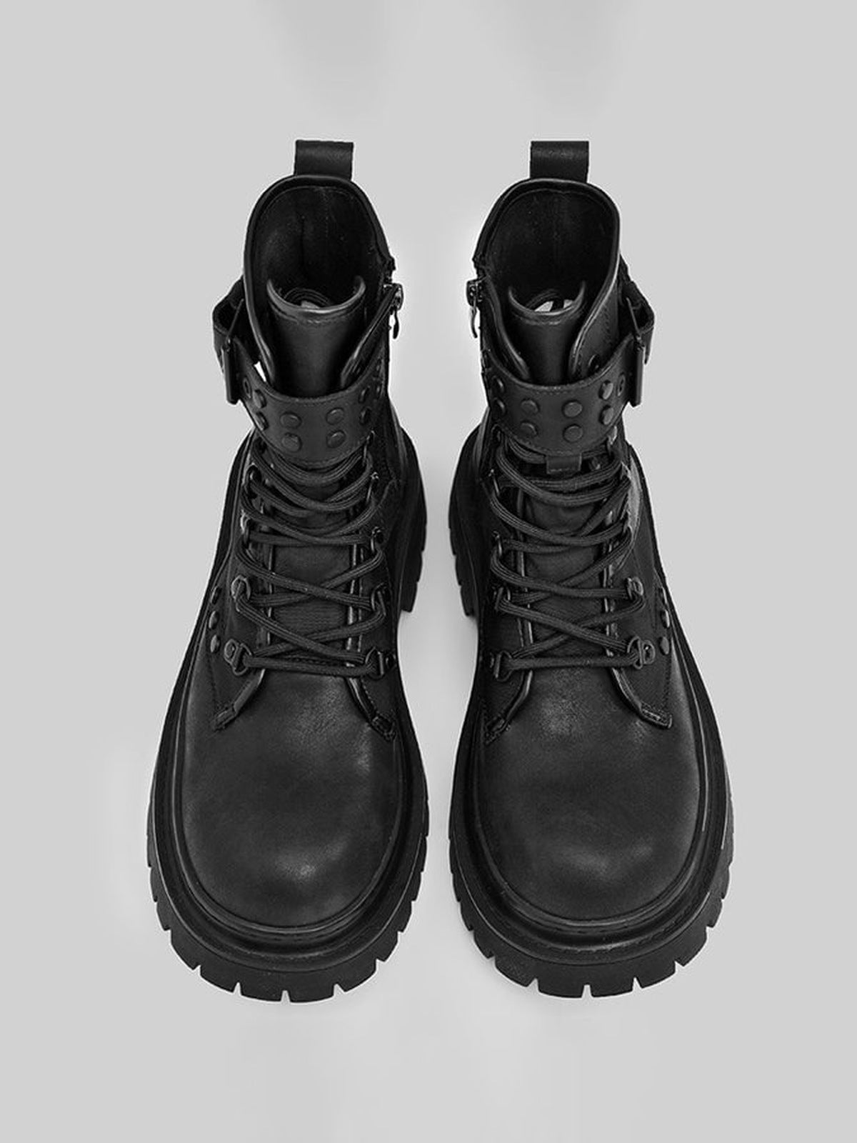 Distressed Combat Boots mit Schnallenriemen und Schnürung – Paar, Ansicht von oben | XoKool