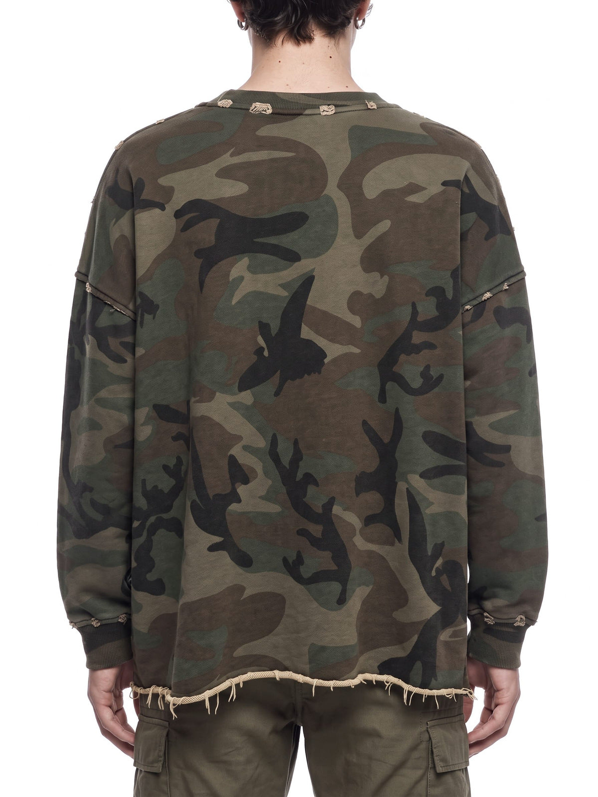 Distressed Camo Sweatshirt mit unbehandeltem Saum – am Model, Rückansicht | XoKool