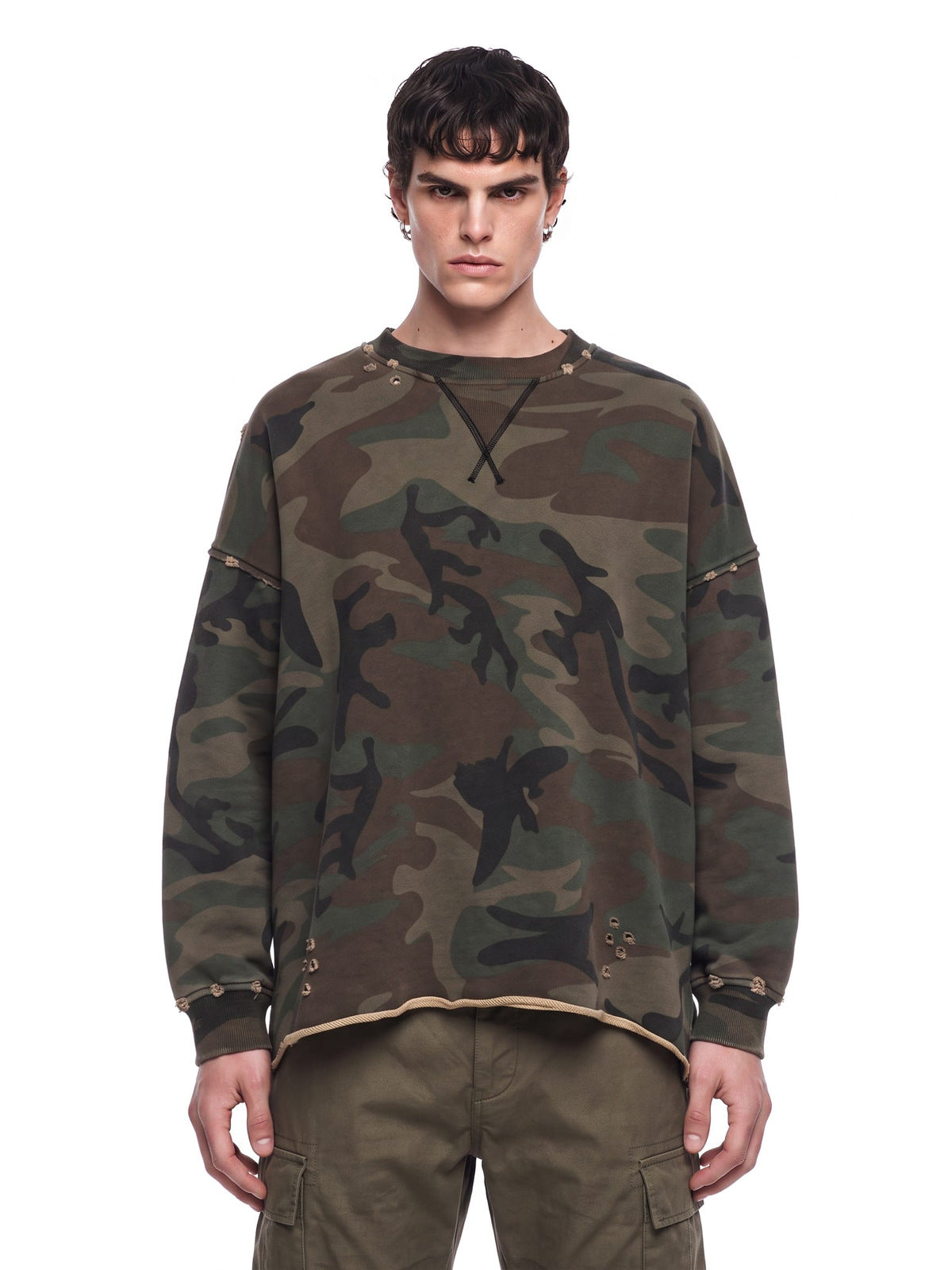 Distressed Camo Sweatshirt mit unbehandeltem Saum – am Model, Vorderseite | XoKool